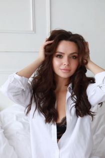 Babette escort -  bust, brown hair,  eyes