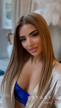 busty escort HAILIE