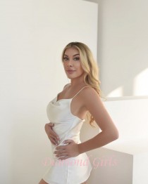 Paulina escort - 34D bust, blonde hair, brown eyes