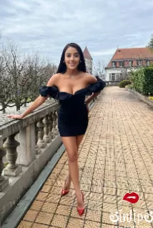 Heart escort - 34C bust, brunette hair, black eyes