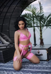 brunette escort Elle